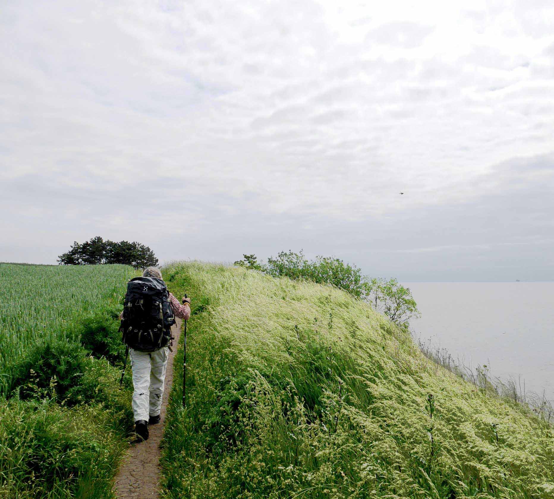 Person vandrar vid havet