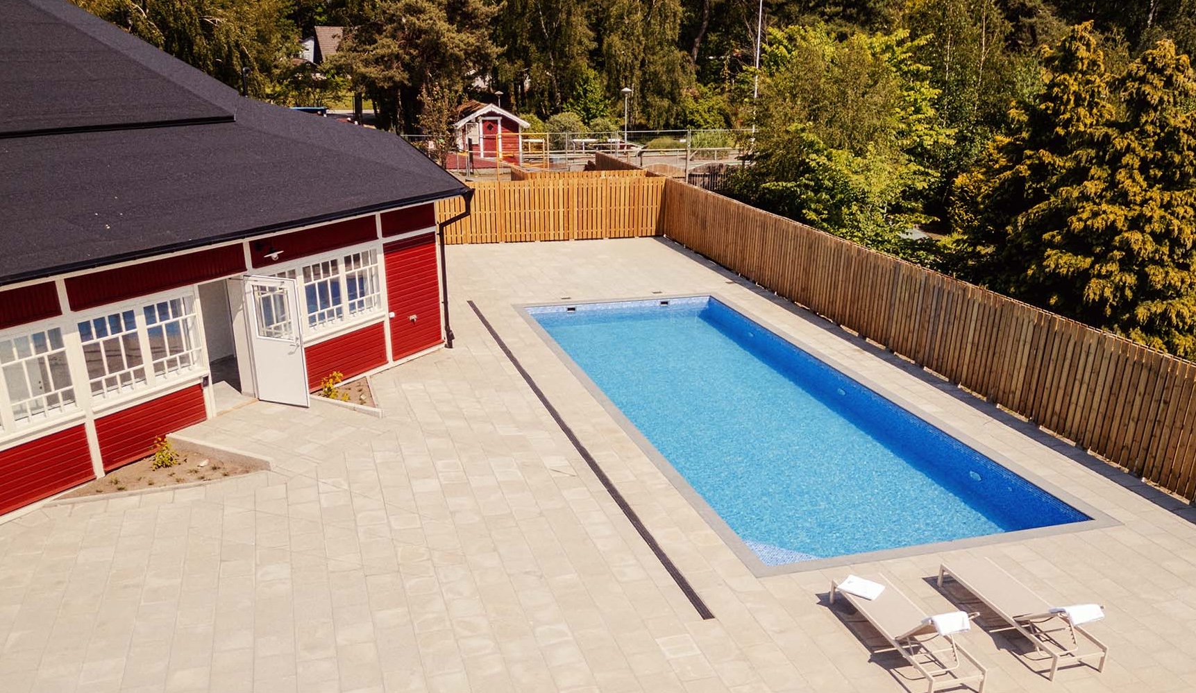 drönarbild på poolområde