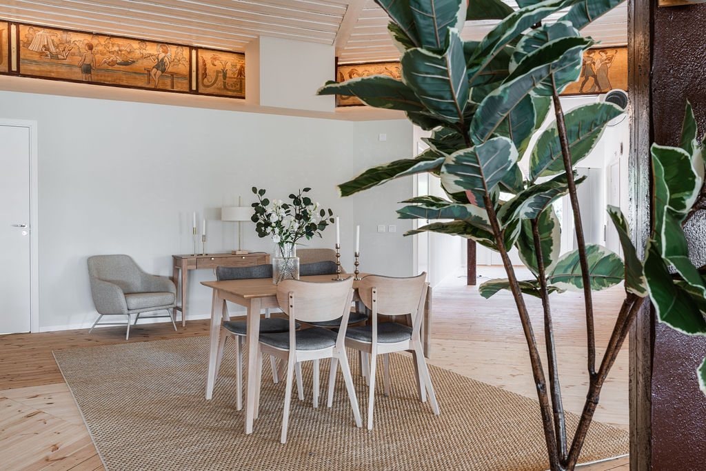 bord och stolar i loungen